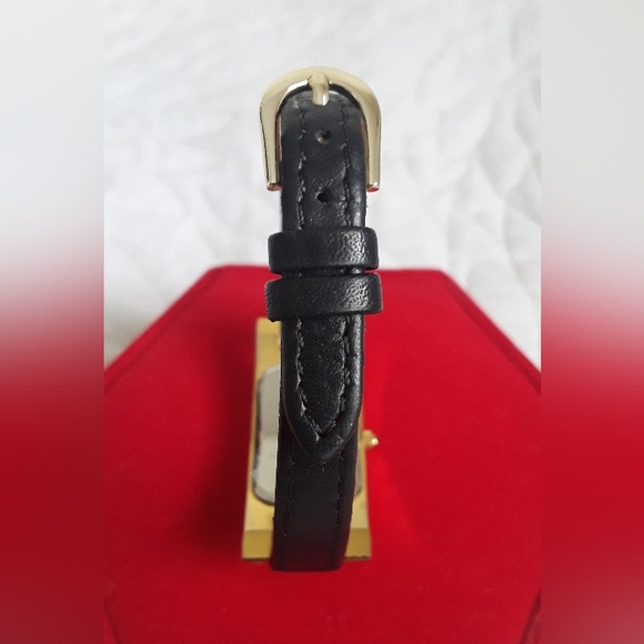 CLASSIC BURBERRY LEATHER BAND WATCH - Picture 5 of 16